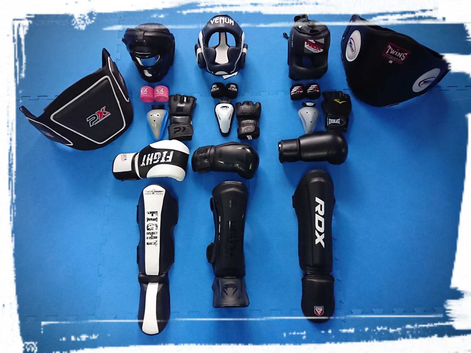  Kopfschutz - Zahnschutz - Ellenbogenschütze -  Unterarmschützer - MMA Handschuhe - Boxhandschuhen - Brustschutz  -Trittschutz - Schienbeinschützer